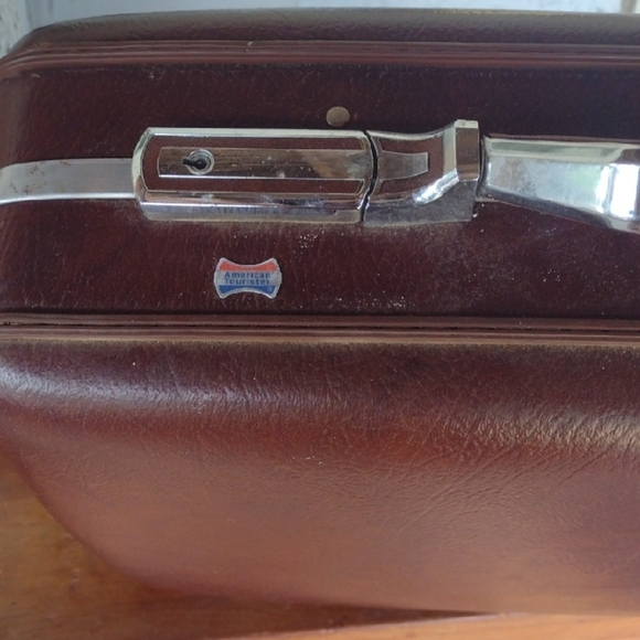 American Tourister Other - American Tourister Brown Leather Medium Size Men's Suitcase